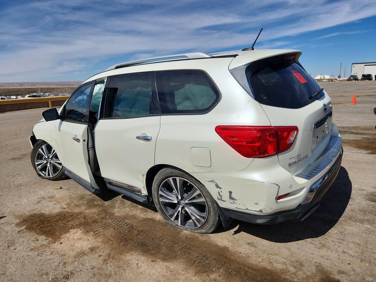2017 Nissan Pathfinder Platinum - Фото 2