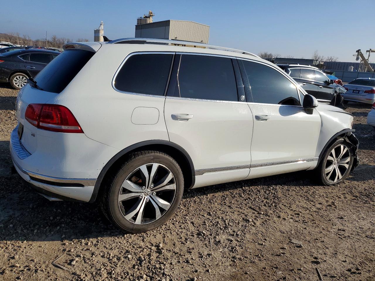 2017 Volkswagen Touareg Wolfsburg - Image 3