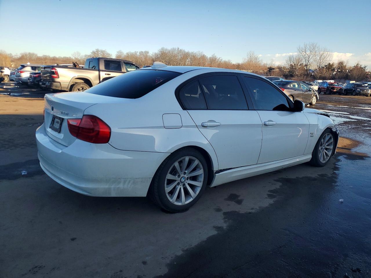 2011 BMW 328 Xi - Image 3