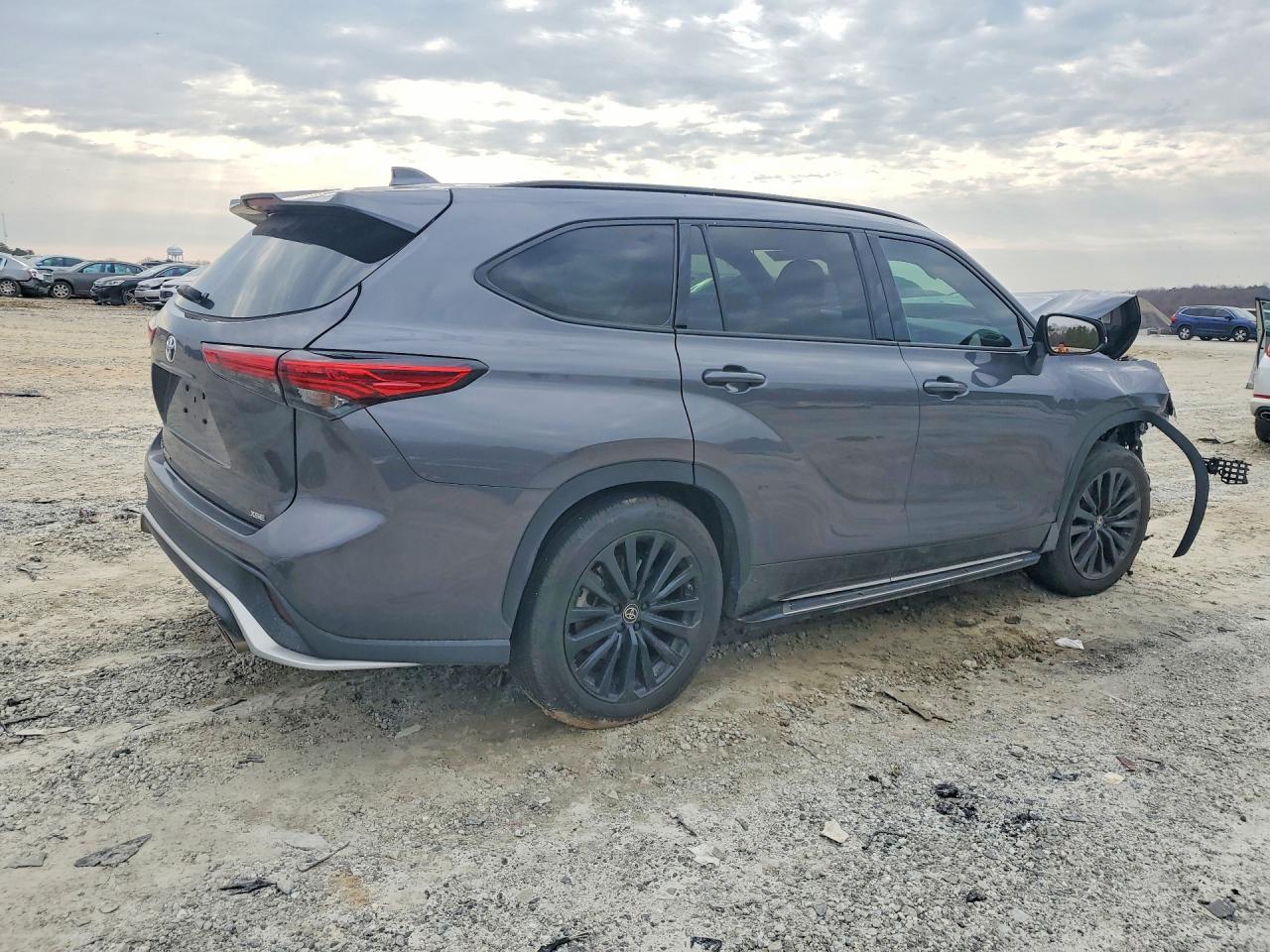2023 Toyota Highlander L - Image 3