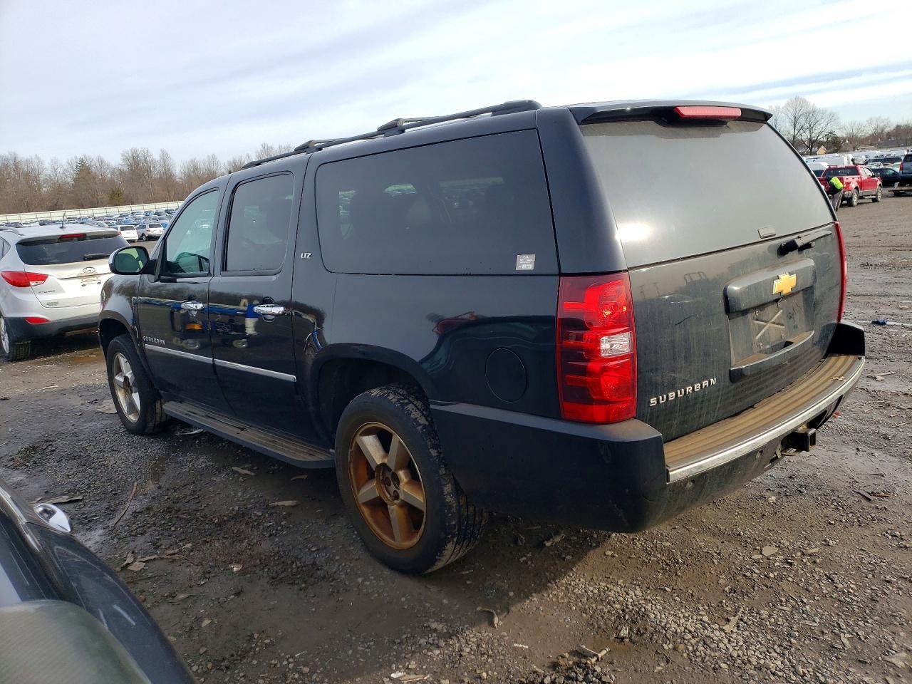 2013 Chevrolet Suburban K1500 Ltz - Image 2