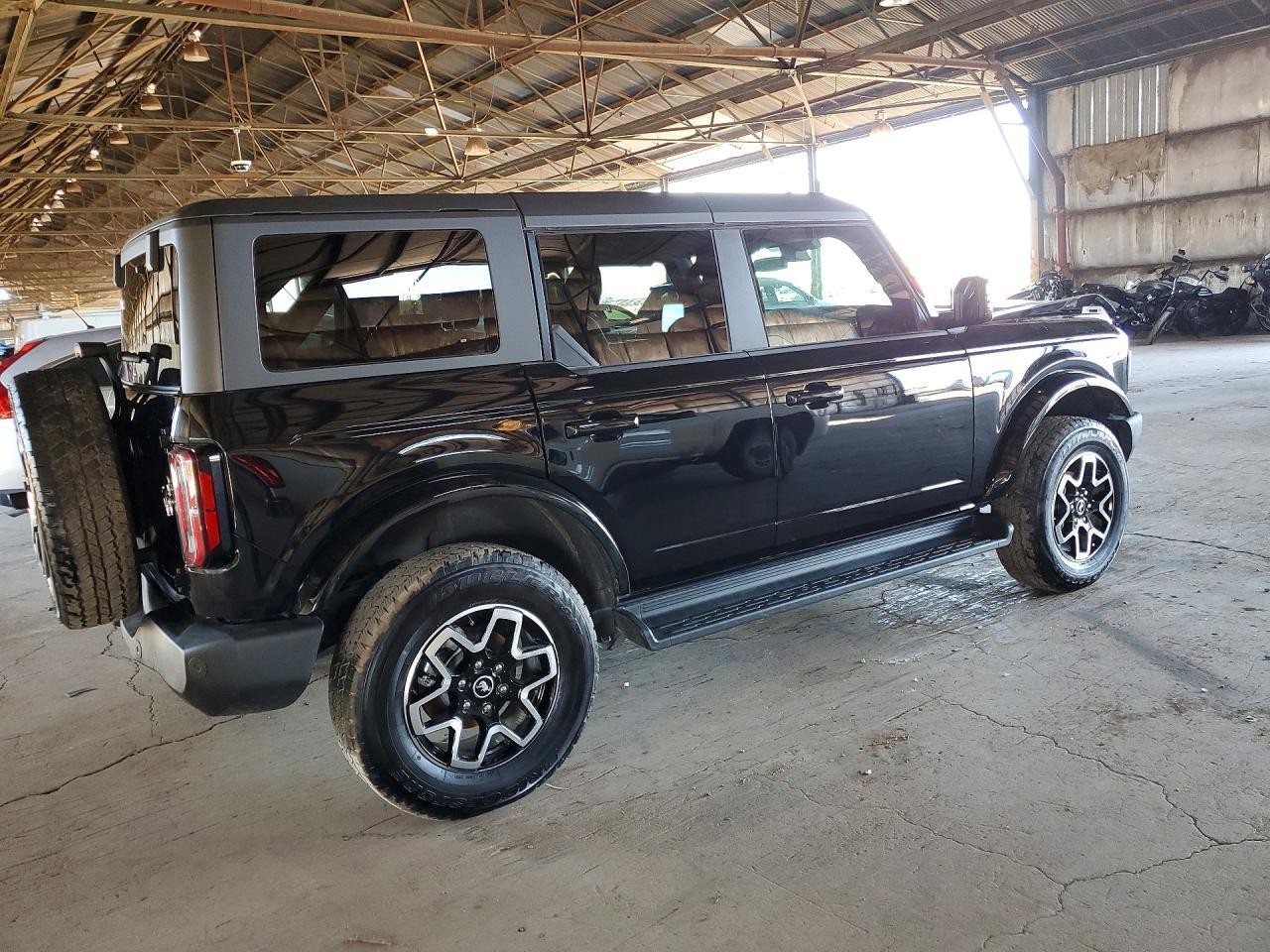 2025 Ford Bronco Outer Banks - Image 3