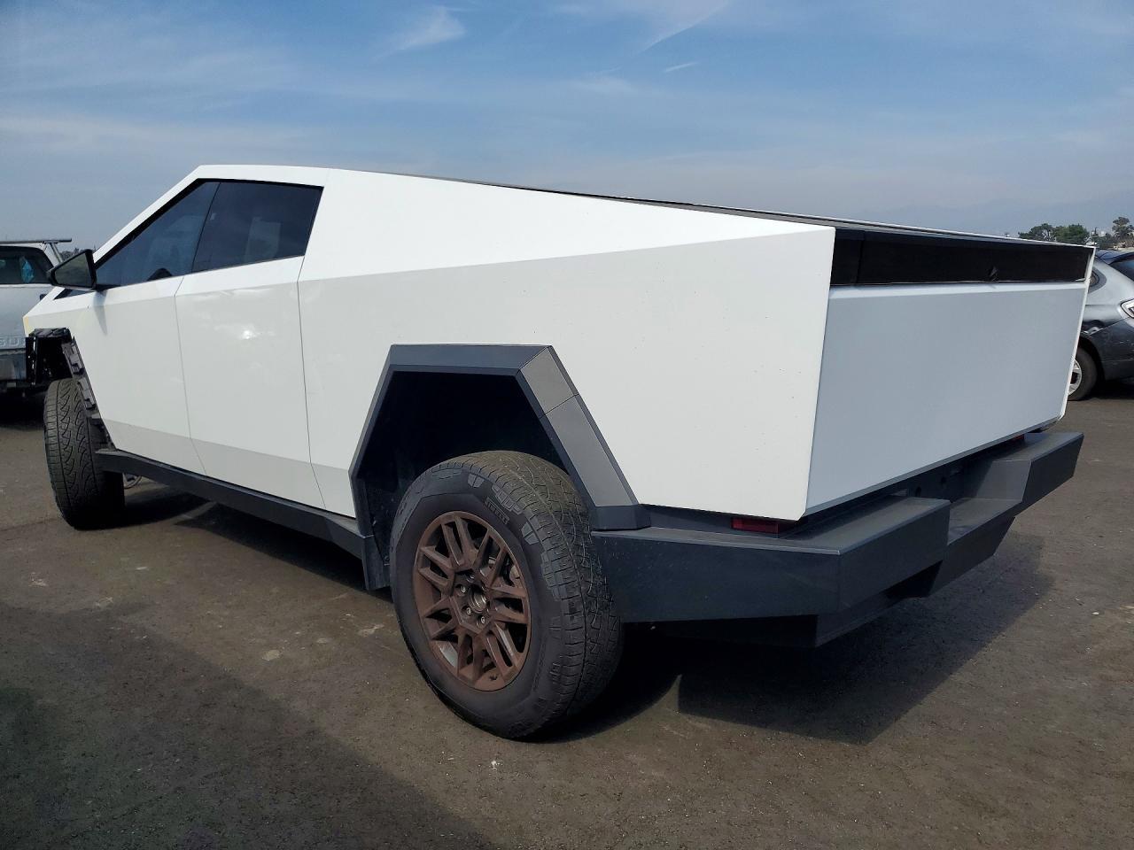 2025 Tesla Cybertruck - Image 2