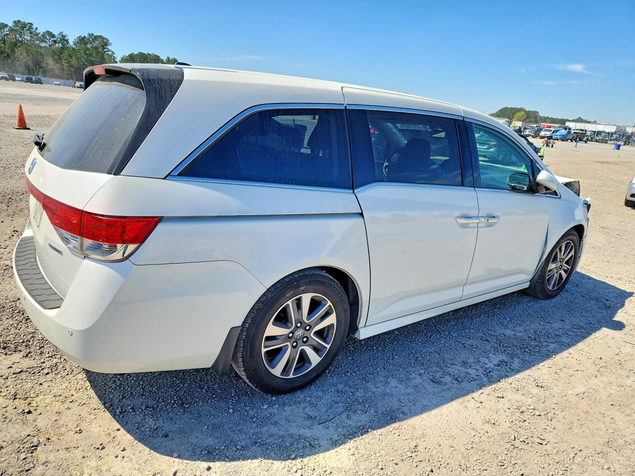 2014 Honda Odyssey Touring - Image 3