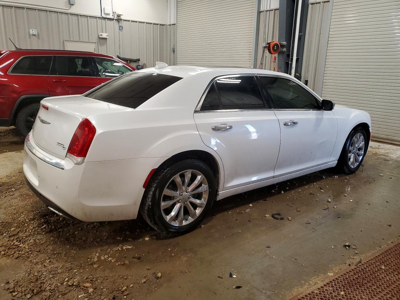 2015 Chrysler 300C - Фото 3