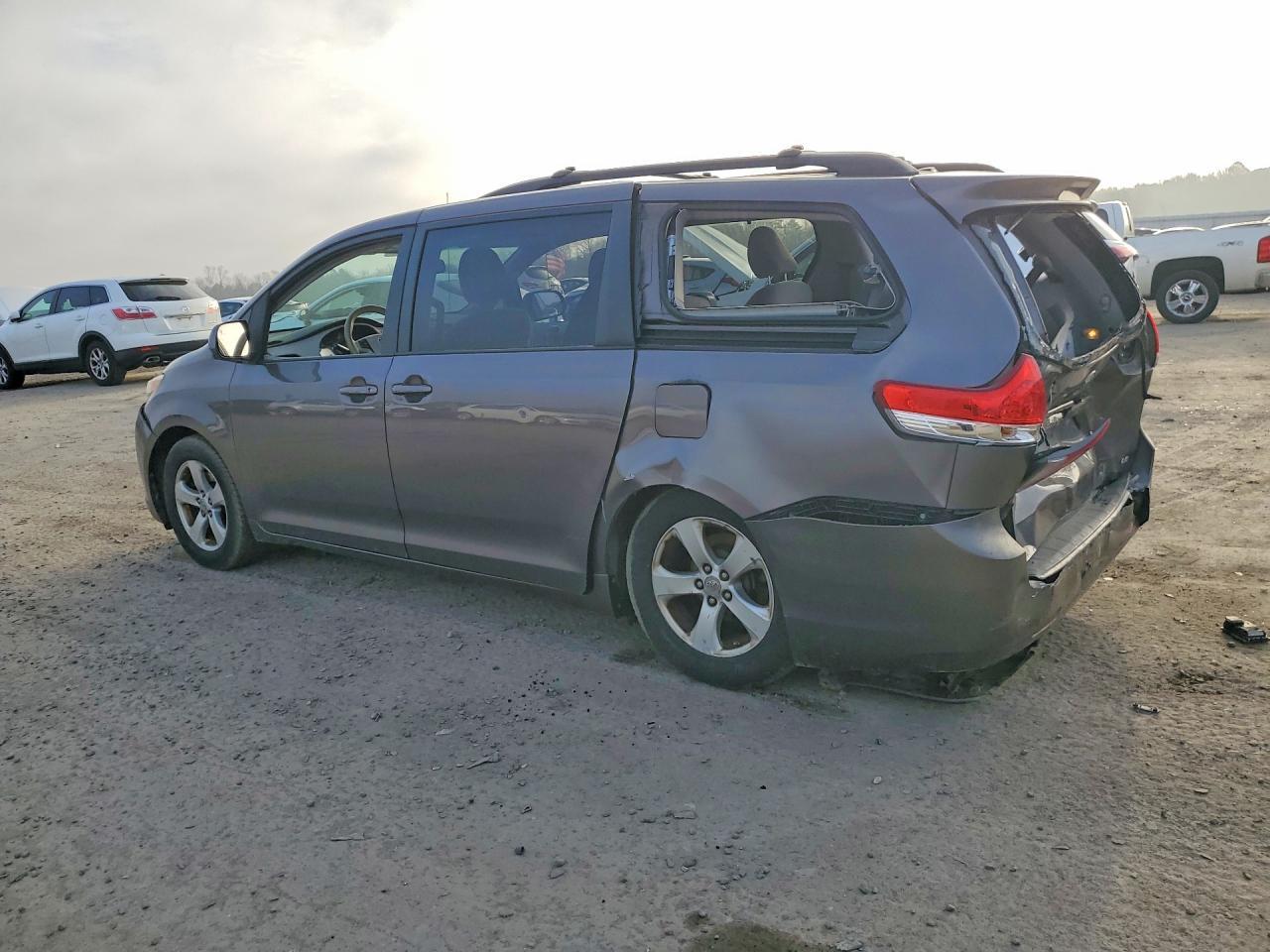 2012 Toyota Sienna Le 8-Passenger - Image 2