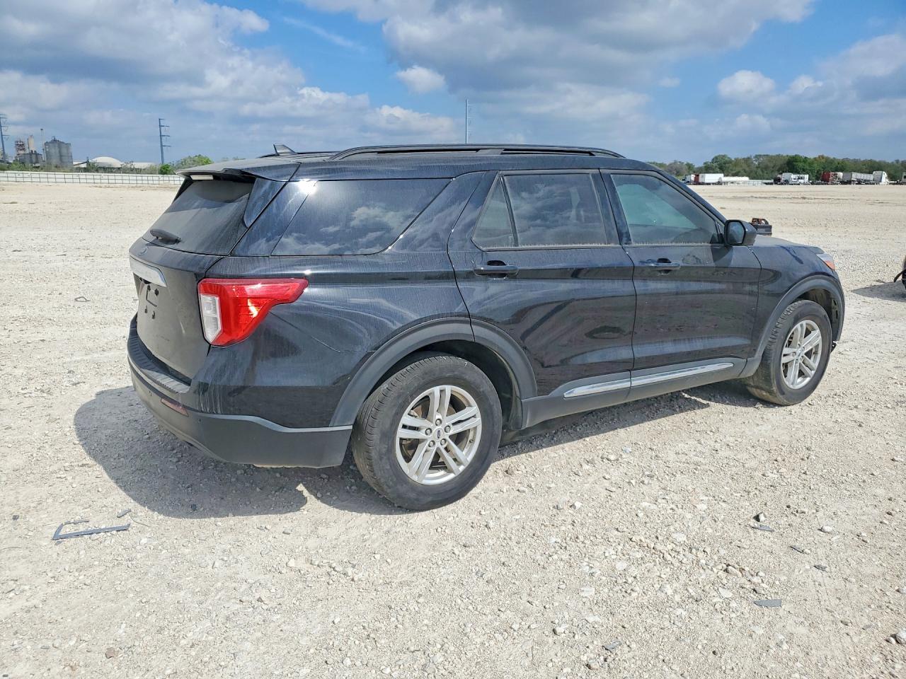 2023 Ford Explorer Xlt - Image 3