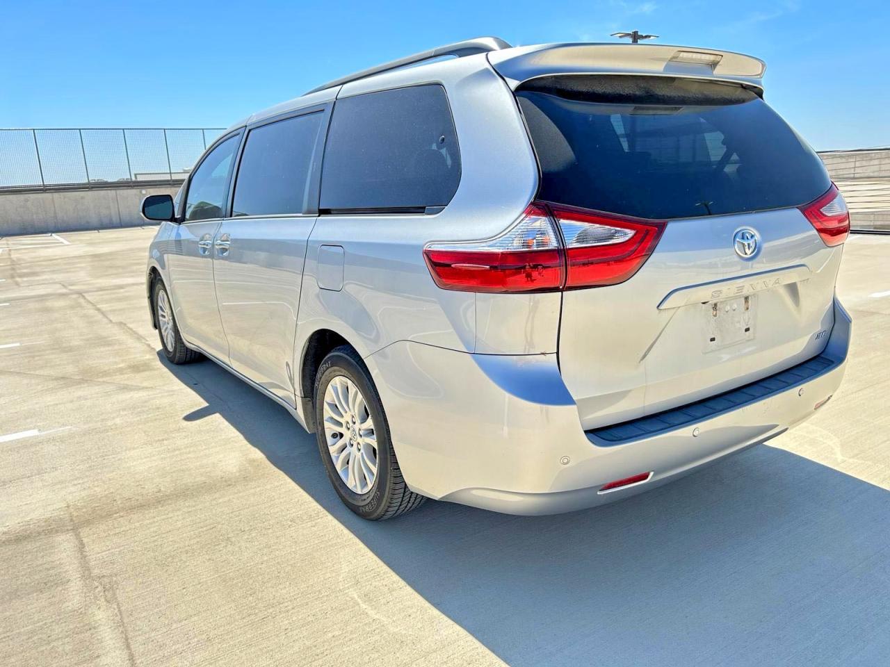 2017 Toyota Sienna Xle 8-Passenger - Image 3