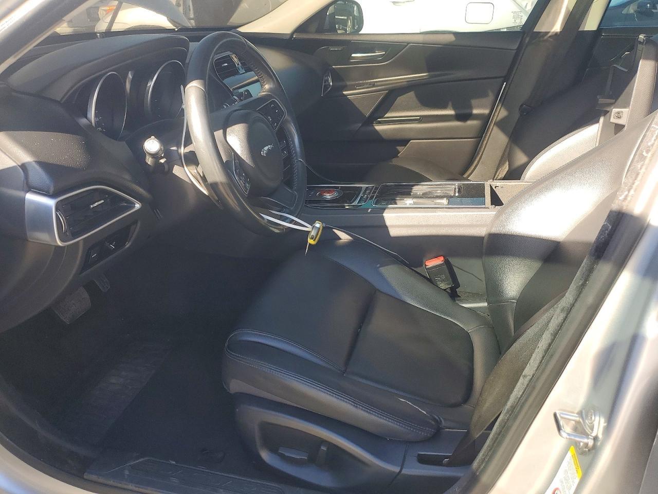 2018 Jaguar Xe Premium - Фото 7