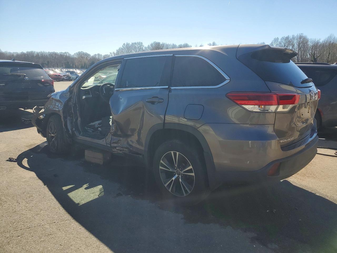 2018 Toyota Highlander Le - Image 2
