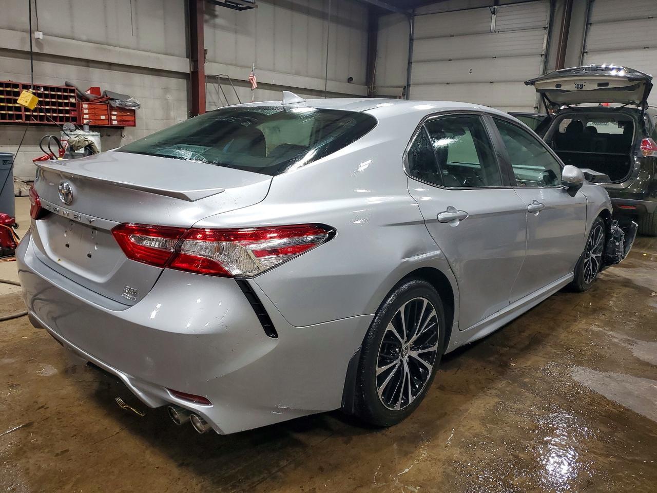 2020 Toyota Camry Se - Фото 3
