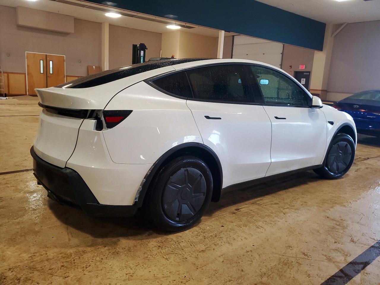 2026 Tesla Model Y - Фото 3