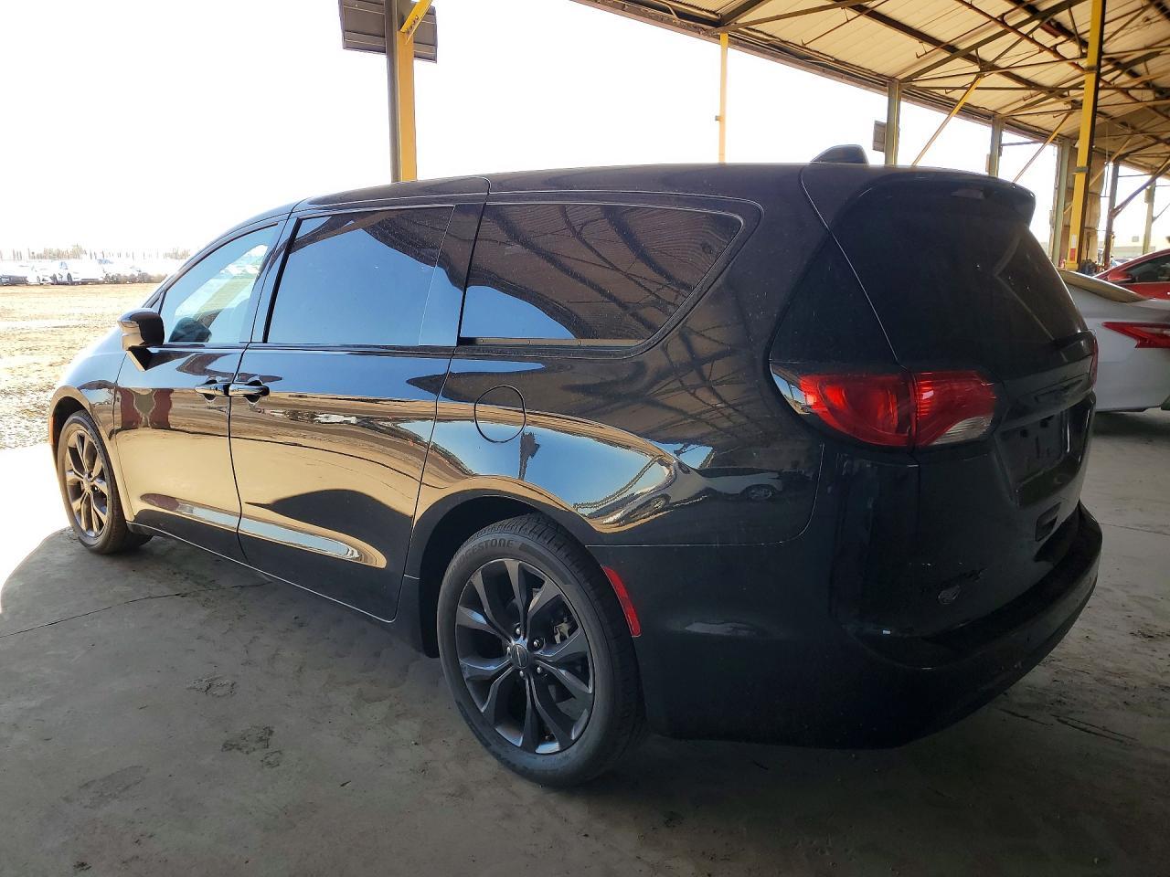 2020 Chrysler Pacifica Touring - Image 2