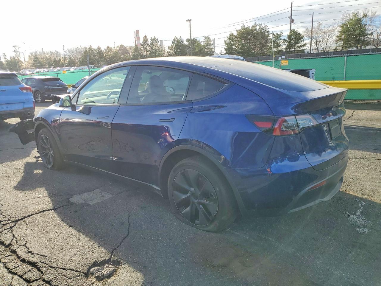 2025 Tesla Model Y - Фото 2