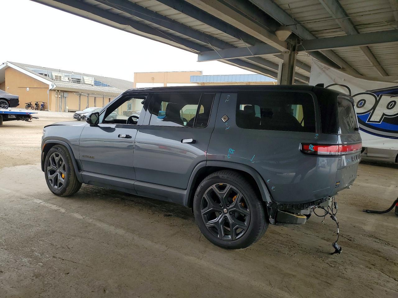2026 Rivian R1S Premium - Image 2