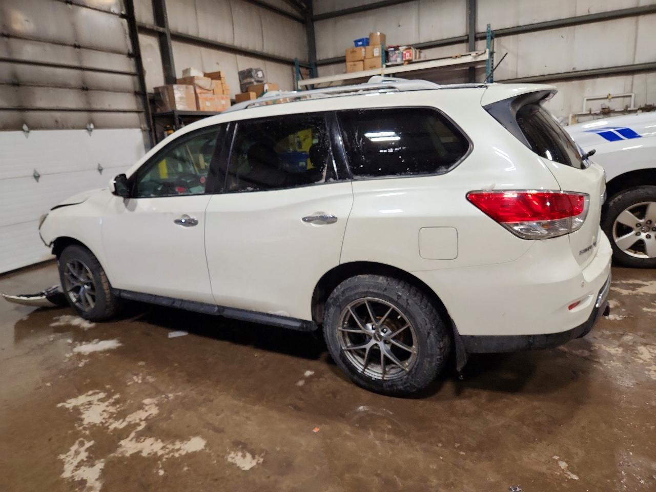 2016 Nissan Pathfinder S - Image 2