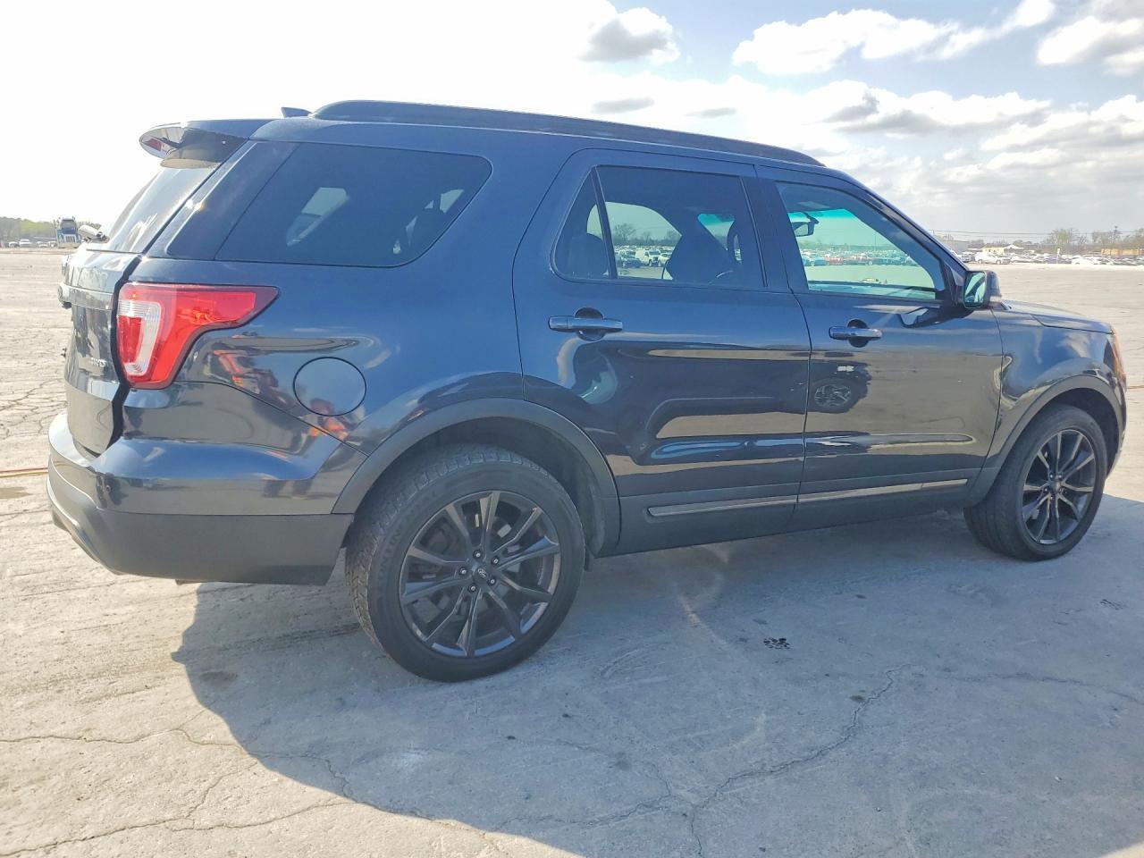 2017 Ford Explorer Xlt - Image 3