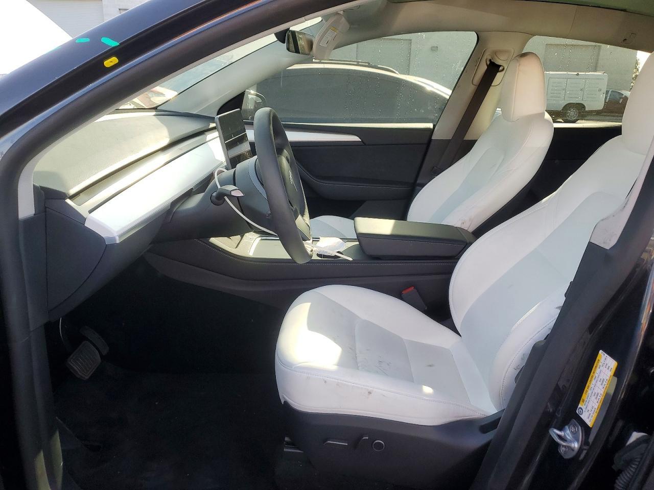 2025 Tesla Model Y - Image 7