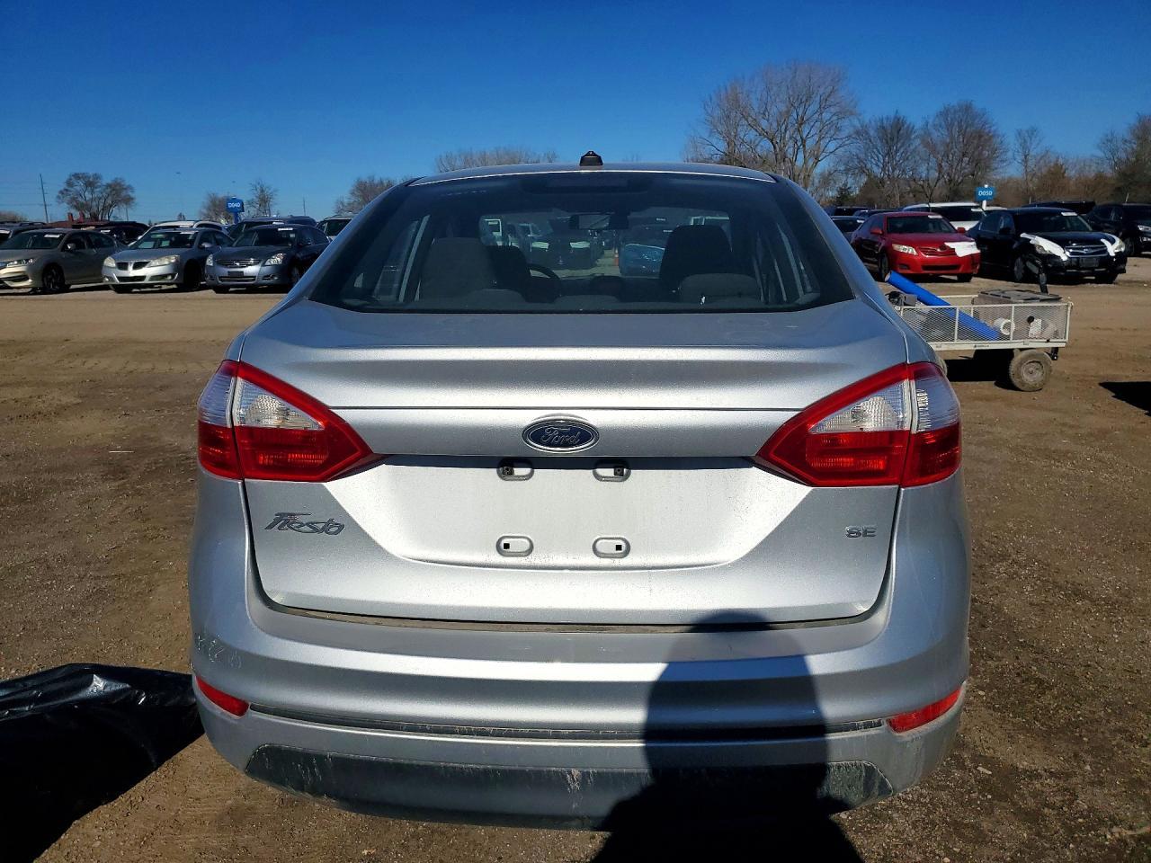 2015 Ford Fiesta Se - Фото 6