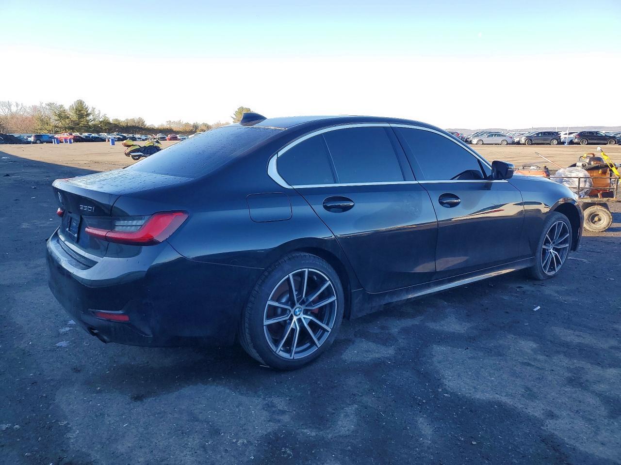 2020 BMW 330Xi - Фото 3