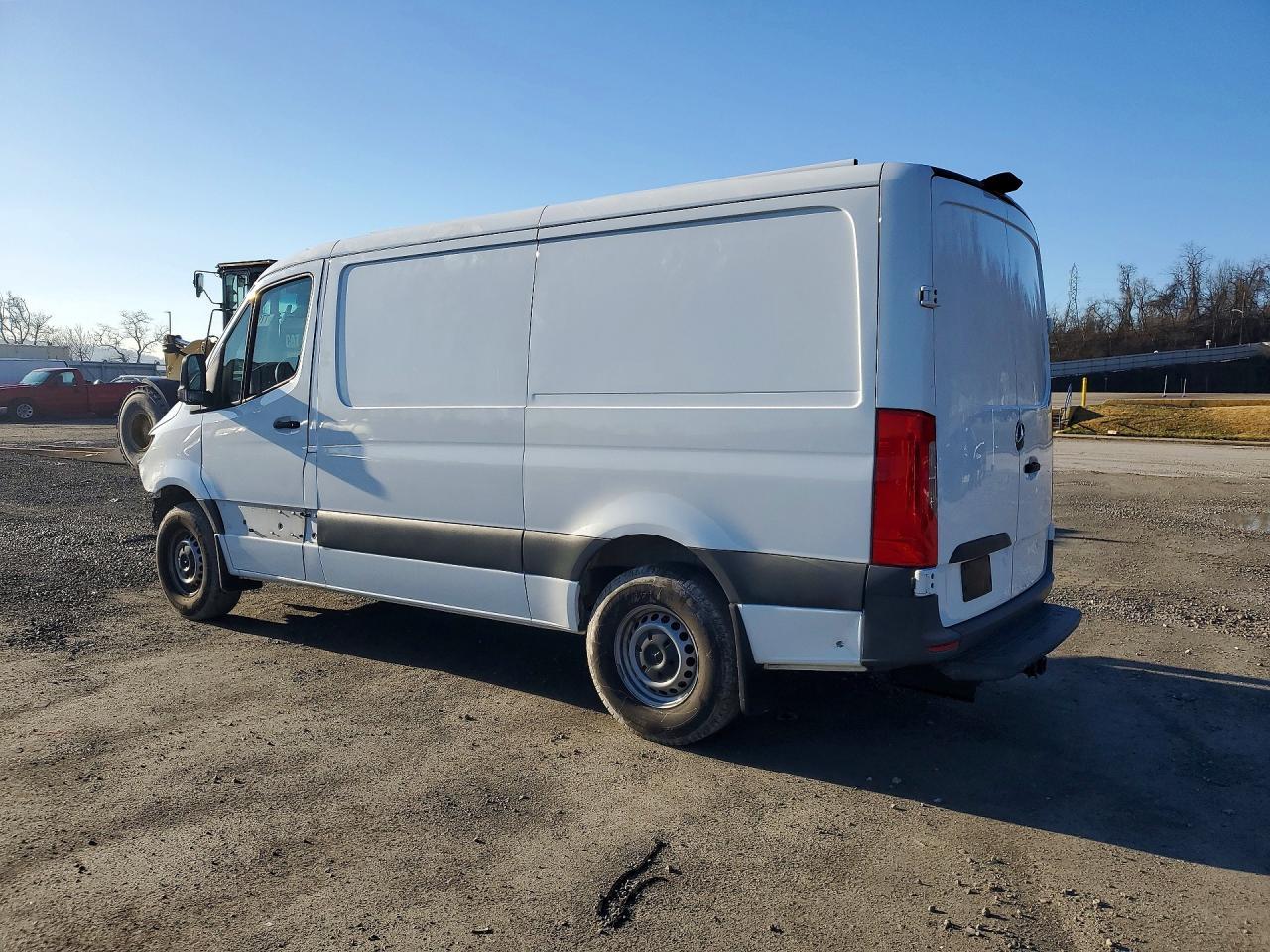 2021 Mercedes Benz Sprinter 1500 Delivery Van - Фото 2