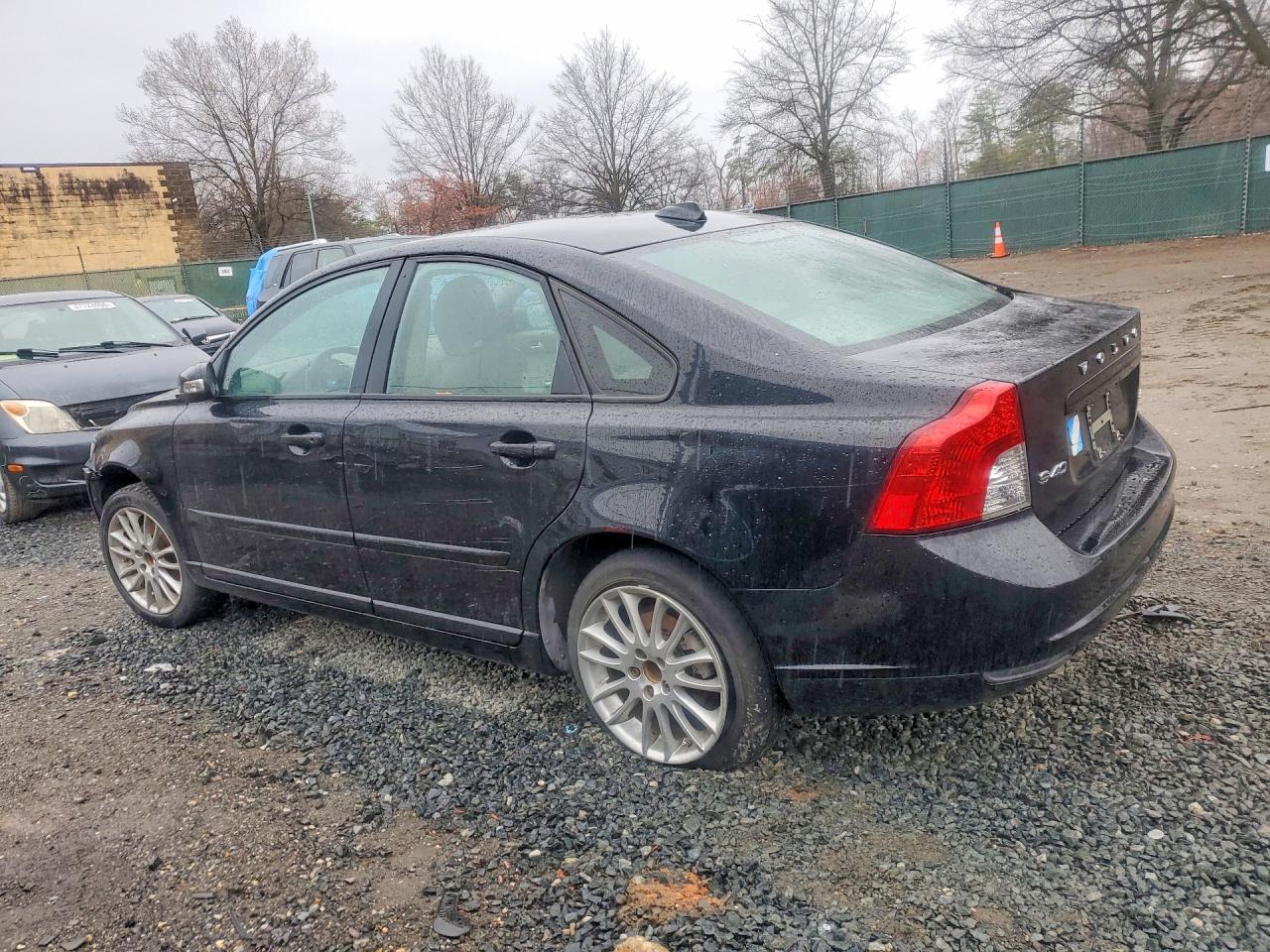 2010 Volvo S40 2.4I - Фото 2
