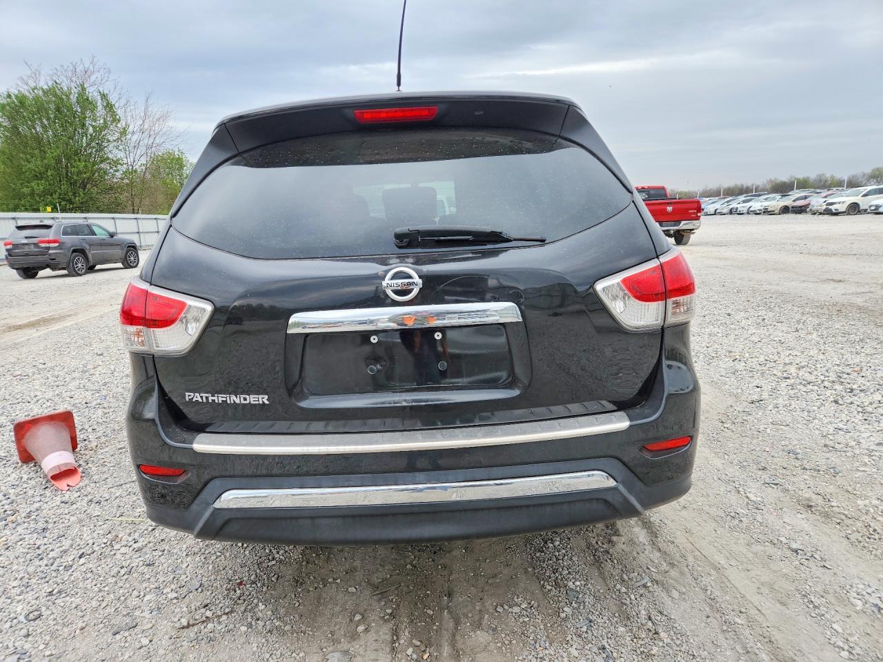 2014 Nissan Pathfinder S - Image 6