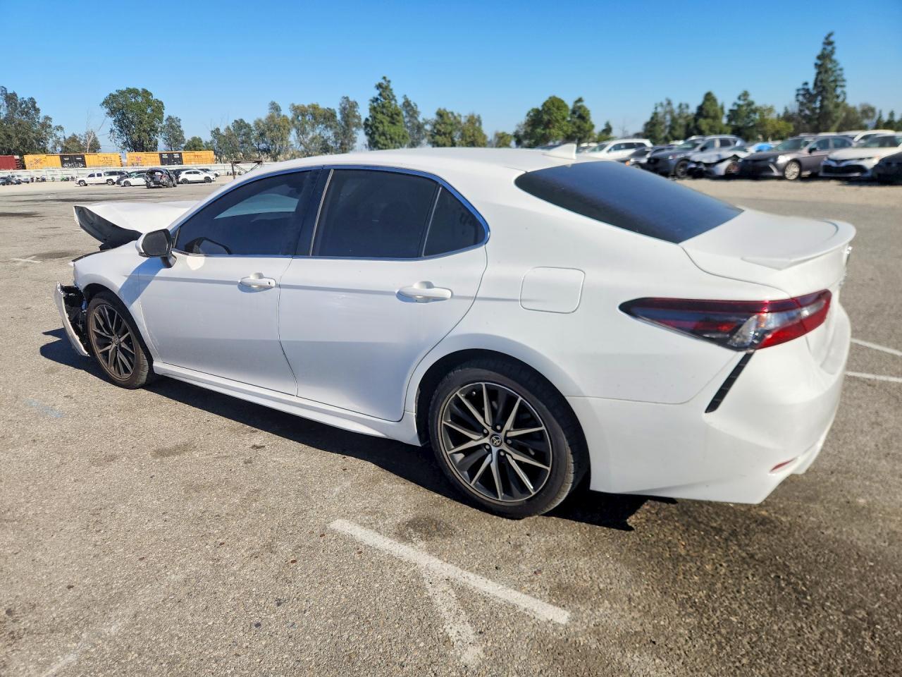 2022 Toyota Camry Se - Фото 2