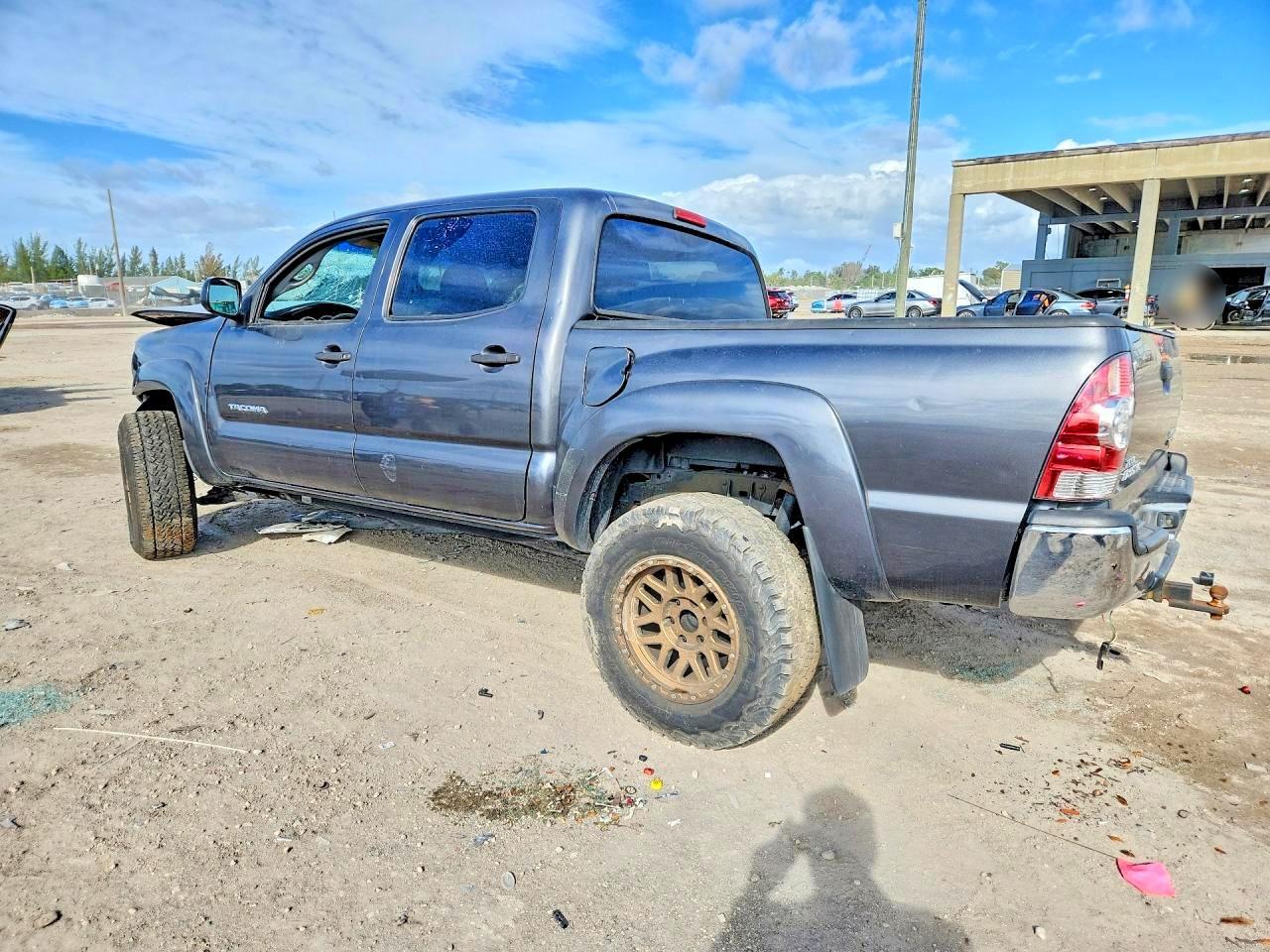 2011 Toyota Tacoma Prerunner V6 - Image 2