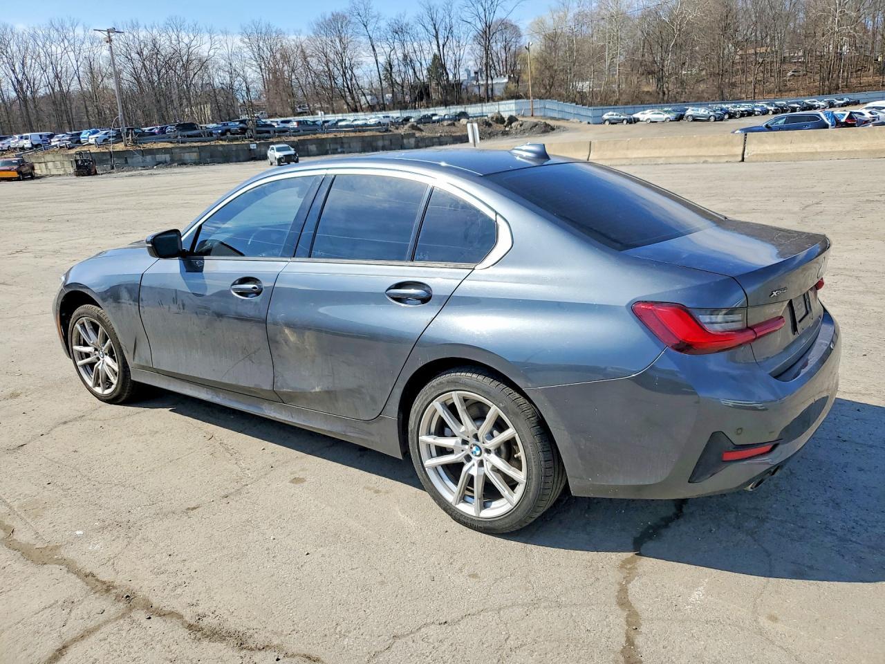 2019 BMW 330Xi - Фото 2