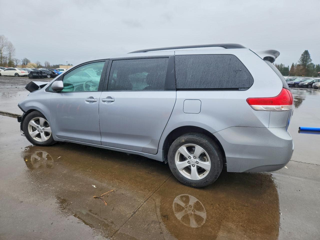 2013 Toyota Sienna Le 8-Passenger - Image 2