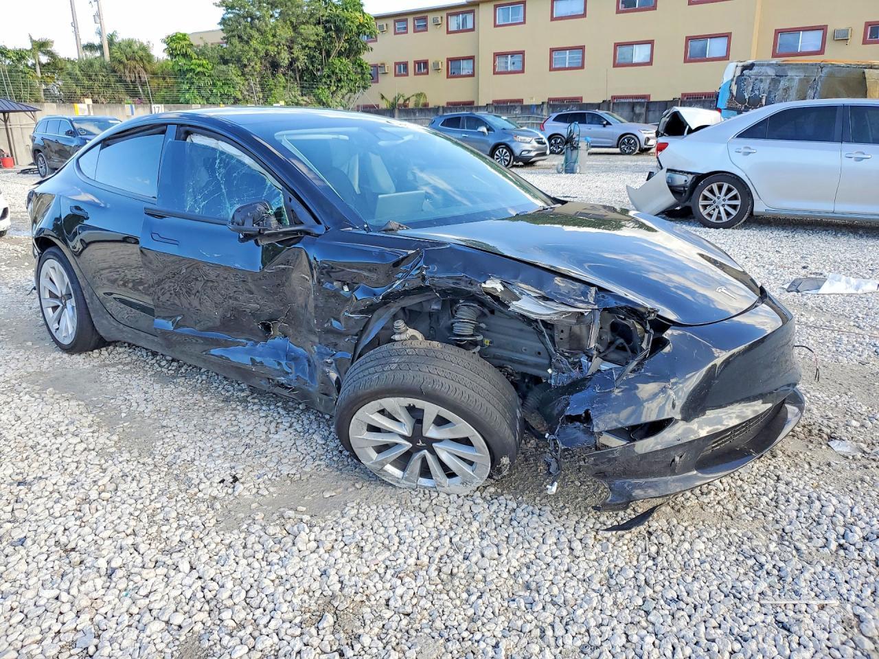 2023 Tesla Model 3 - Фото 4