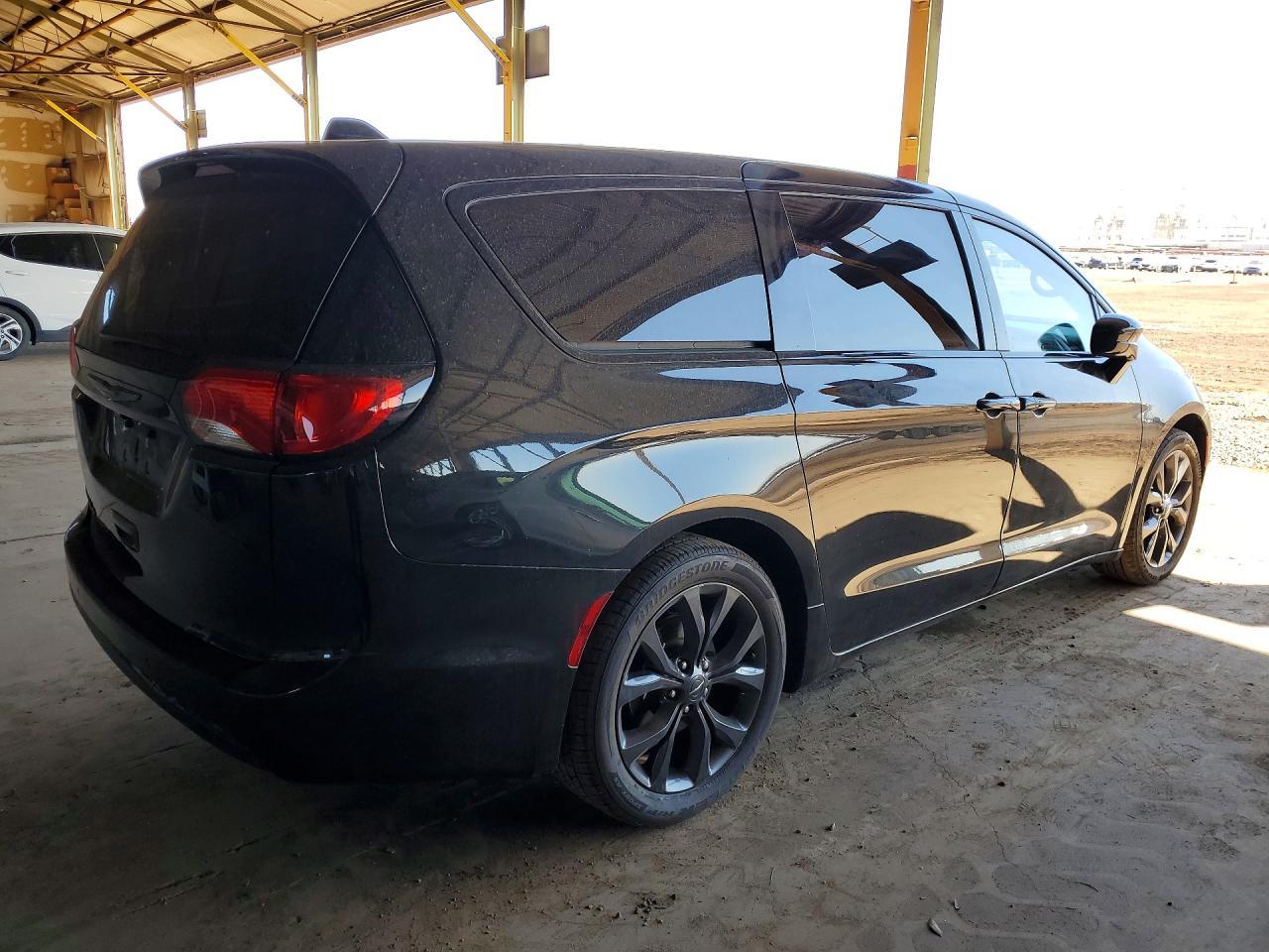 2020 Chrysler Pacifica Touring - Image 3