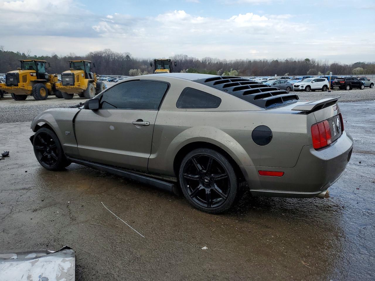 2005 Ford Mustang - Image 2