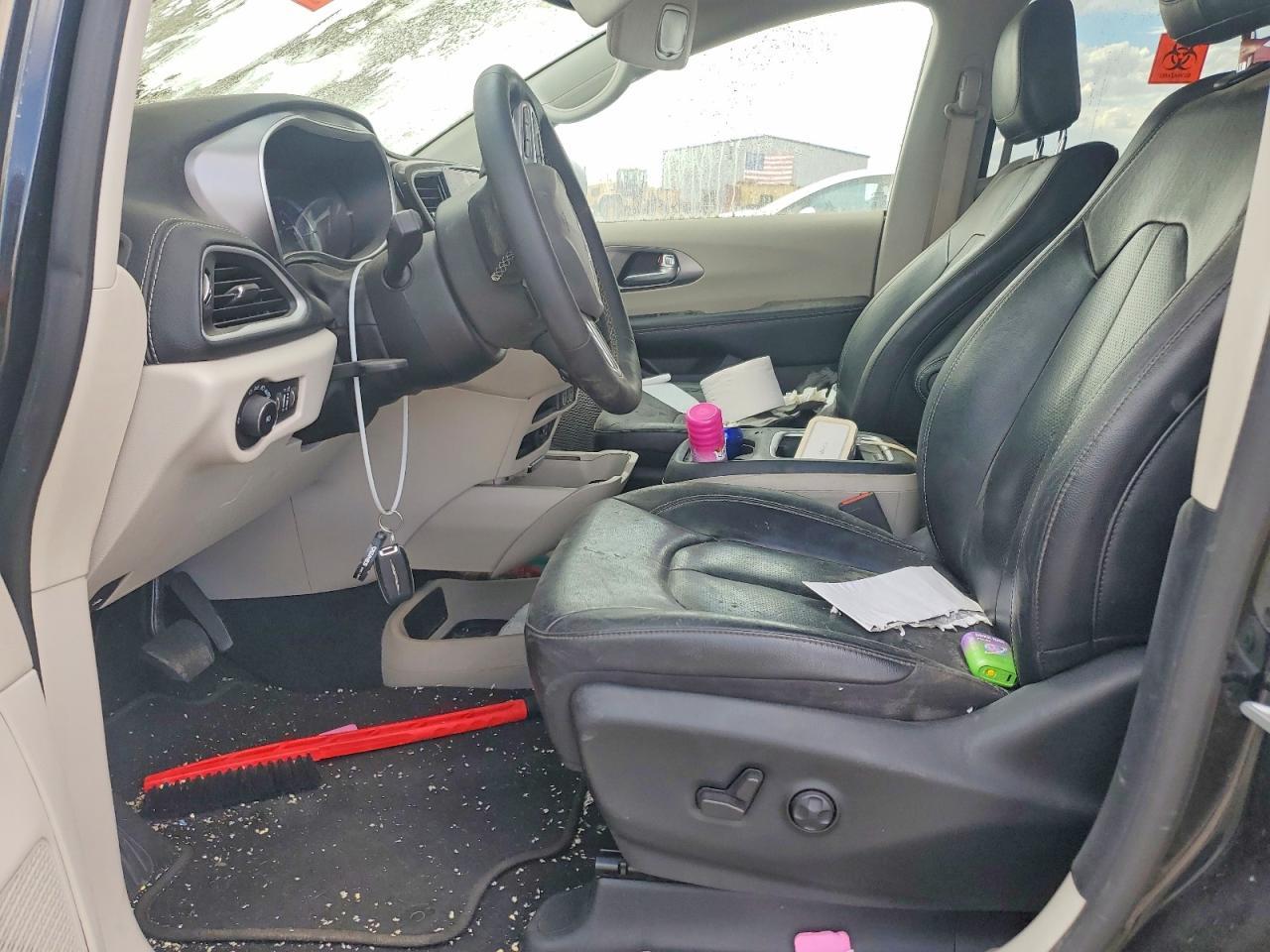 2022 Chrysler Pacifica Hybrid Touring L - Image 7