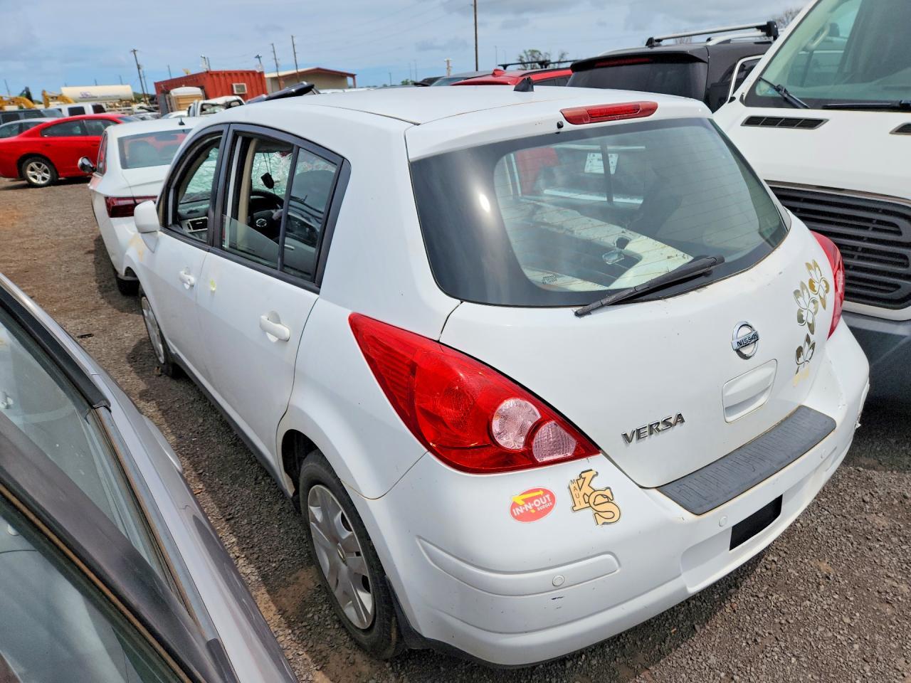 2011 Nissan Versa 1.8 S - Image 2