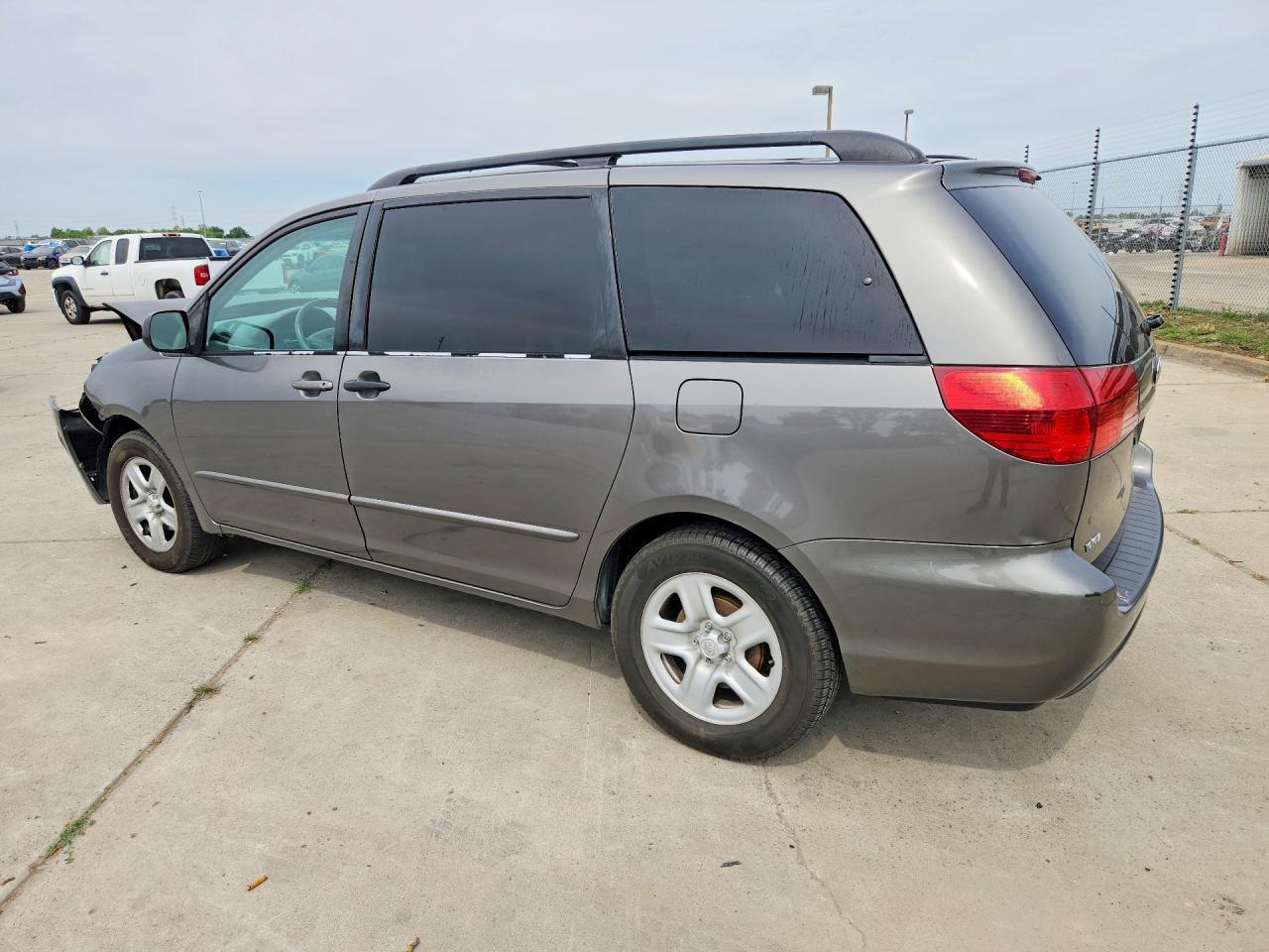2005 Toyota Sienna Le 7 Passenger - Image 2