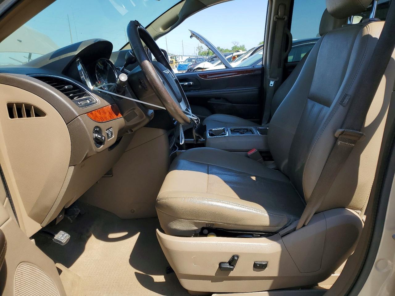 2016 Chrysler Town & Country Touring - Image 7