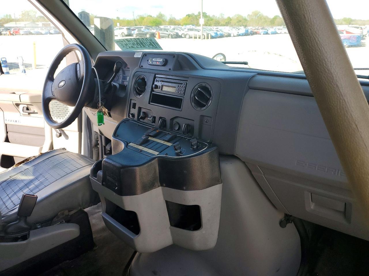 2014 Ford Econoline E350 Super Duty Cutaway Van - Фото 5