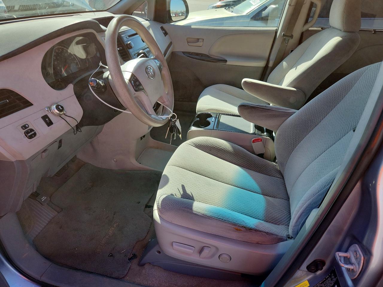 2012 Toyota Sienna Le 8-Passenger - Фото 7