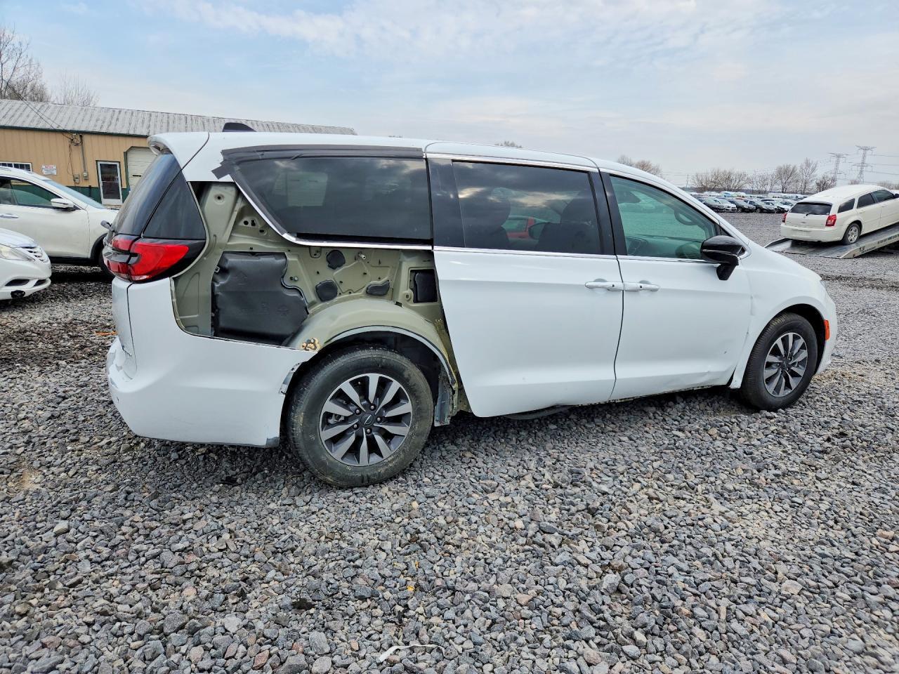2024 Chrysler Pacifica Hybrid Select - Image 3