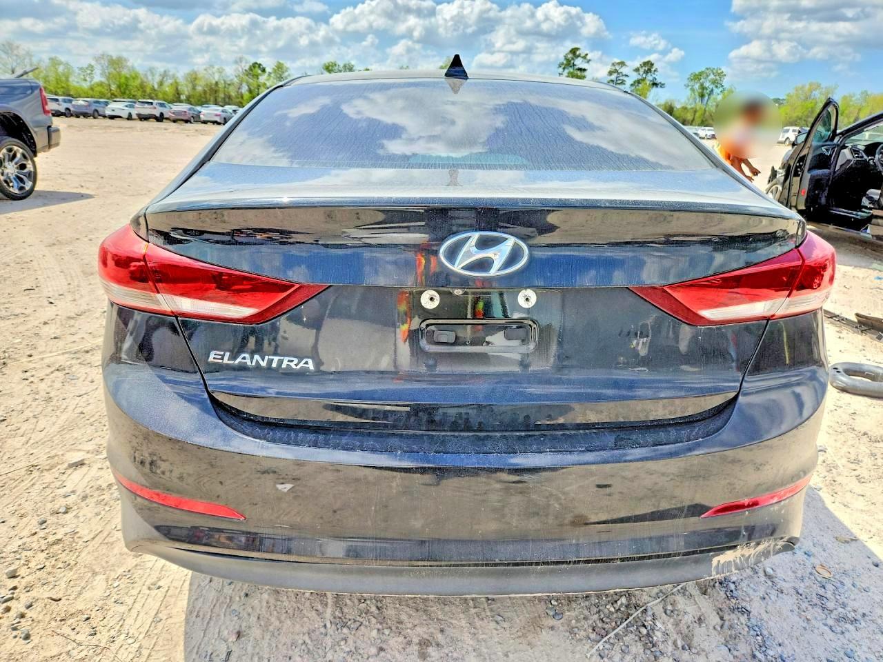2017 Hyundai Elantra - Image 6