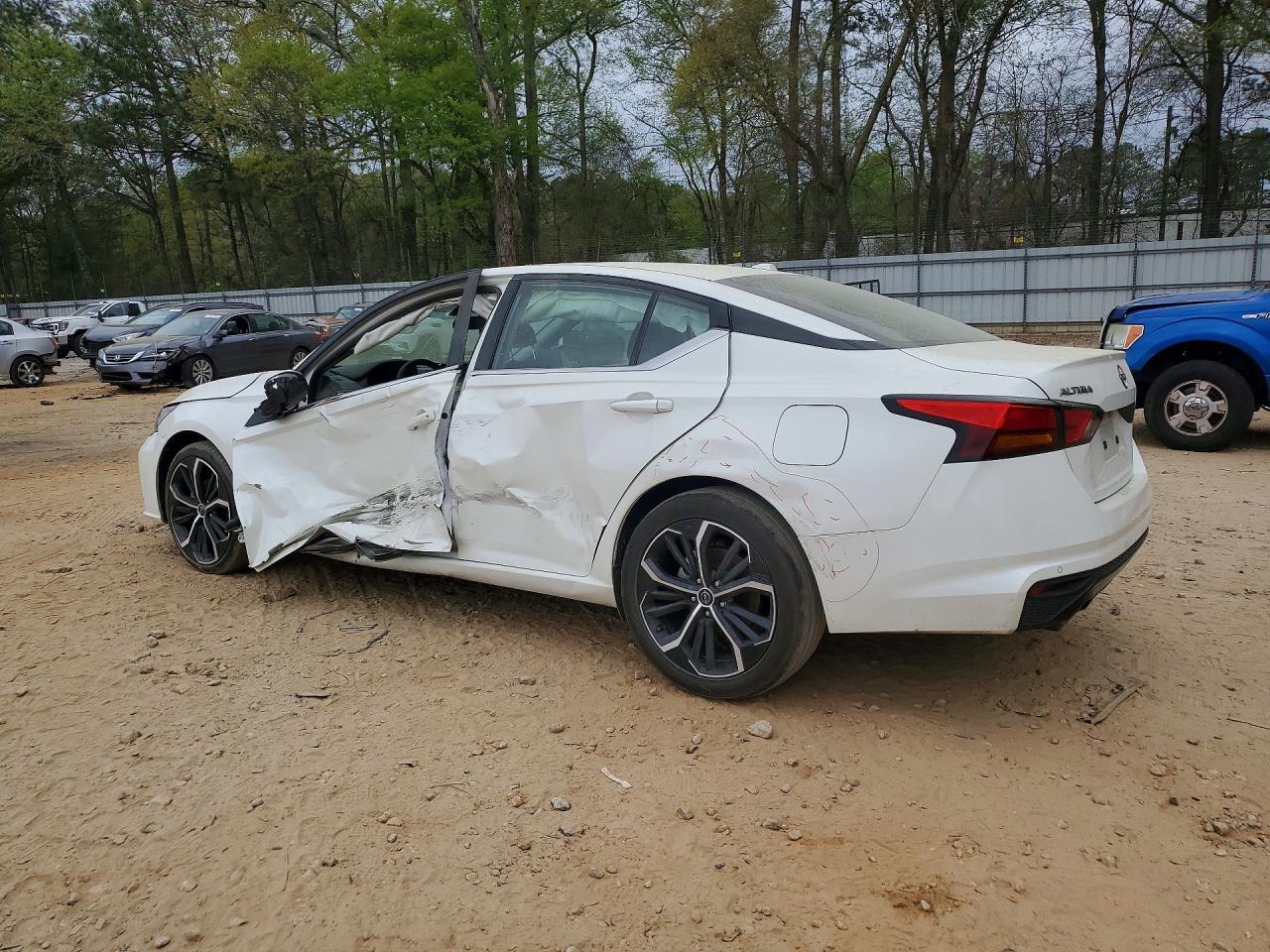2025 Nissan Altima 2.5 Sr - Image 2