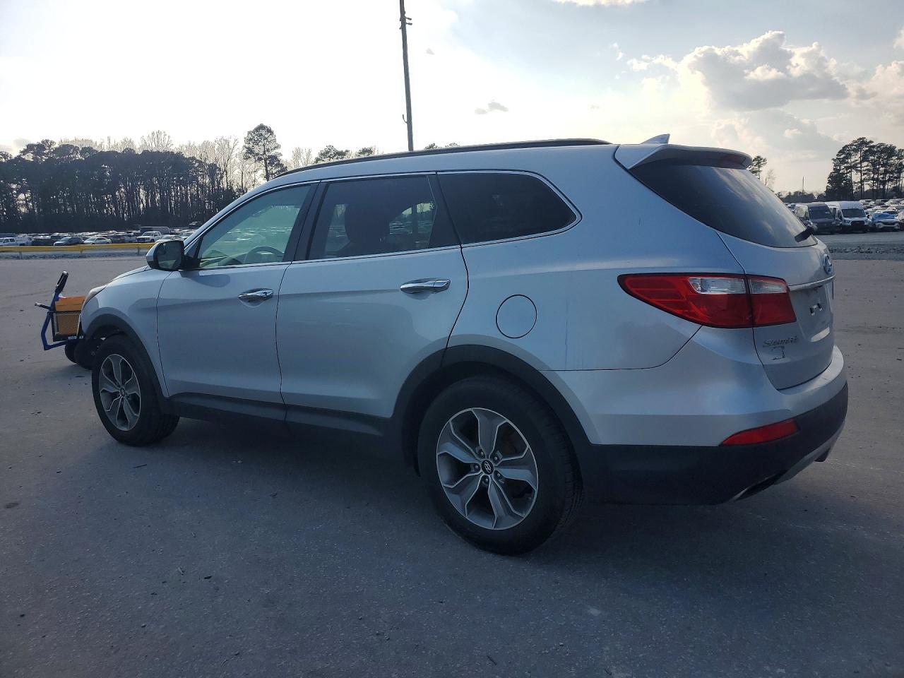 2016 Hyundai Santa Fe Se - Image 2