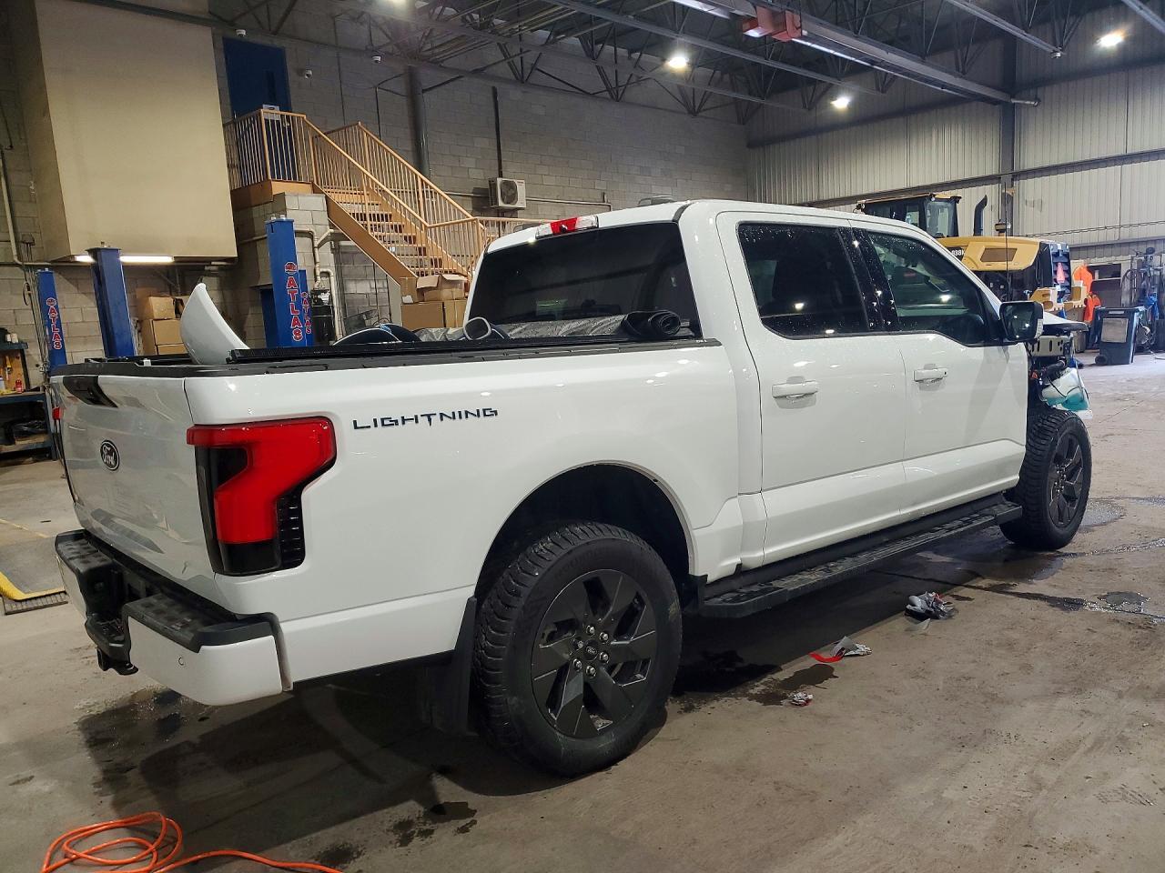 2025 Ford F150 Lightning Xlt - Фото 3
