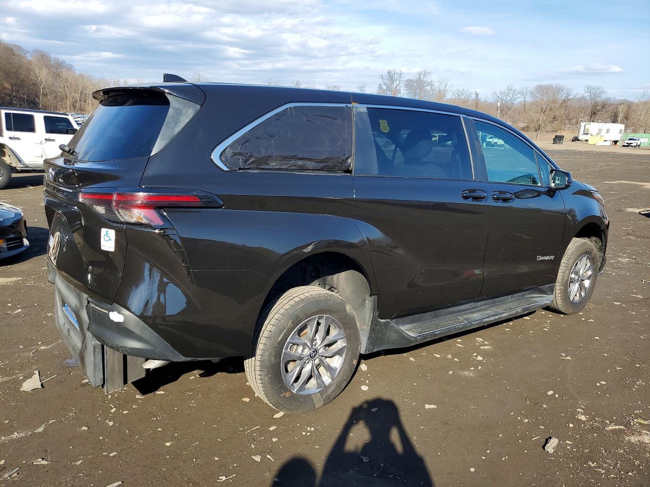2023 Toyota Sienna Le 8-Passenger - Image 3
