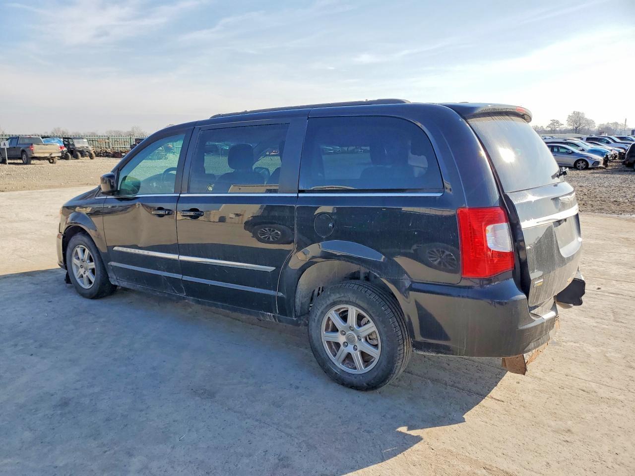 2012 Chrysler Town & Country Touring - Фото 2