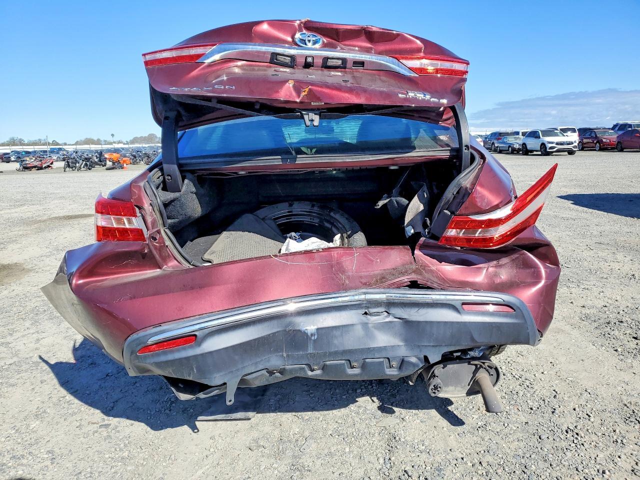 2013 Toyota Avalon Hybrid Limited - Image 6