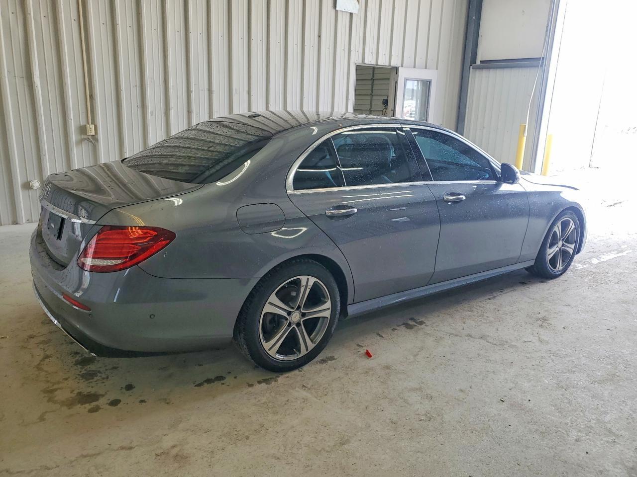 2017 Mercedes-Benz E 300 - Фото 3