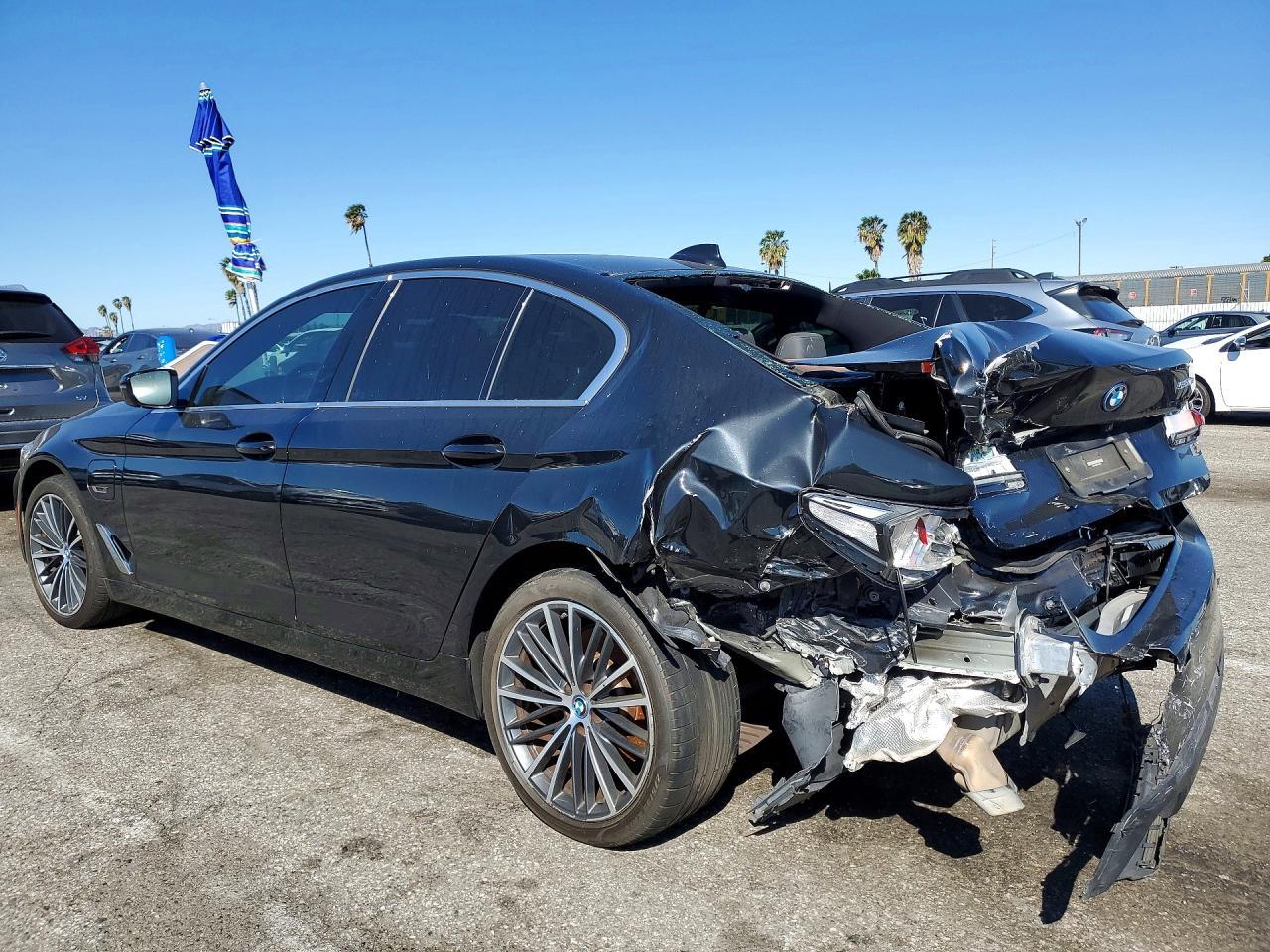 2022 BMW 530E - Фото 2